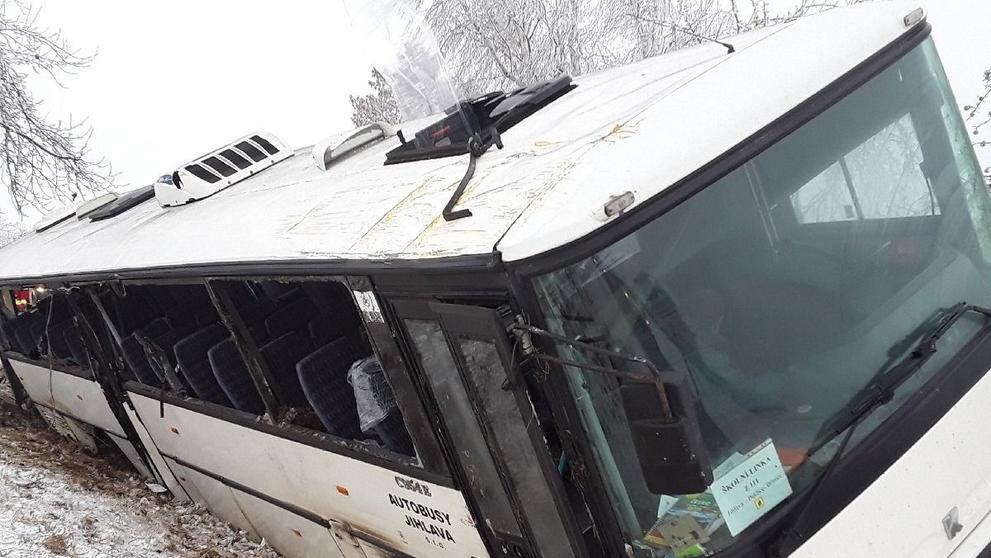 Nehoda autobusu u obce Puklice