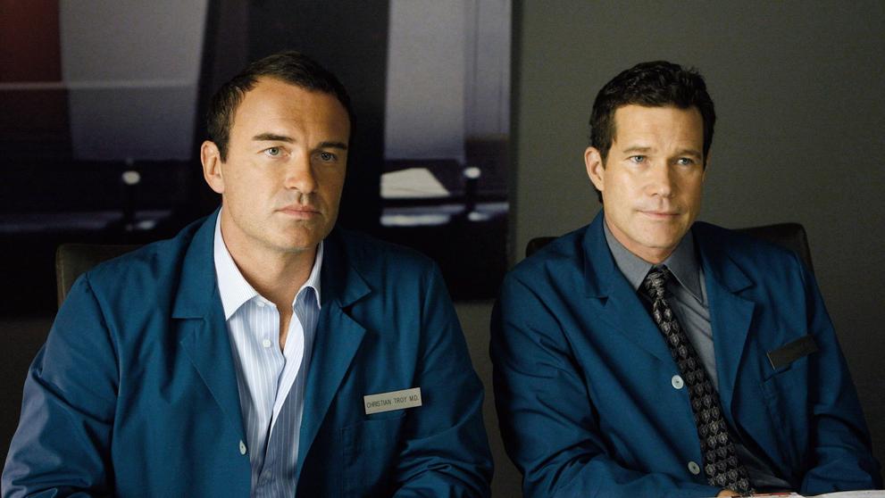 Julian McMahon a Dylan Walsh v seriálu Plastická chirurgie s. r. o. 