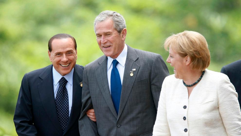 Zleva Silvio Berlusconi, George Bush a Angela Merkelová