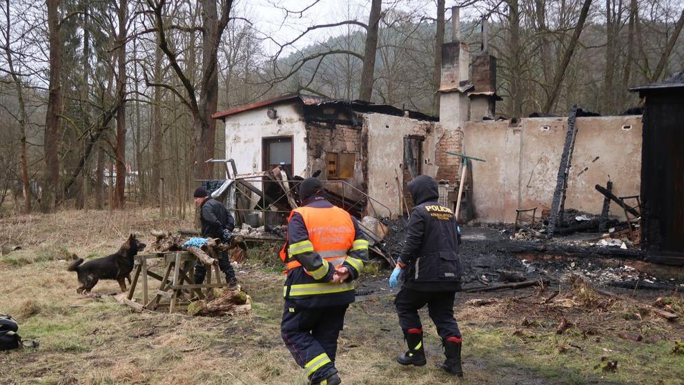 Při požáru chatky v Srbské Kamenici na Děčínsku zemřel muž - 9