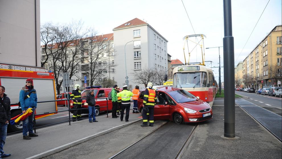 Nehoda osobního auta s tramvají - 1