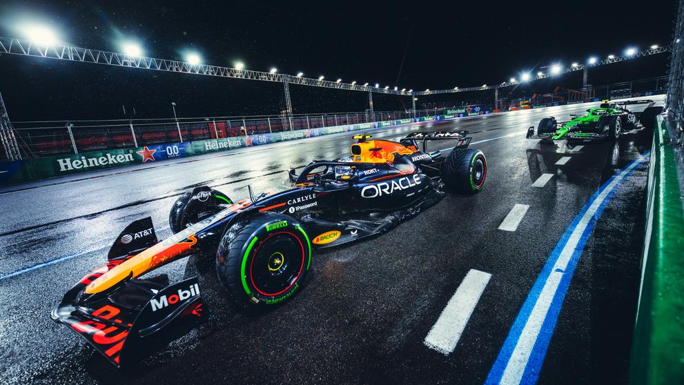 Júki Cunoda z Red Bullu a jeden z vozů stáje Sauber v deštivé kvalifikaci na GP Las Vegas F1