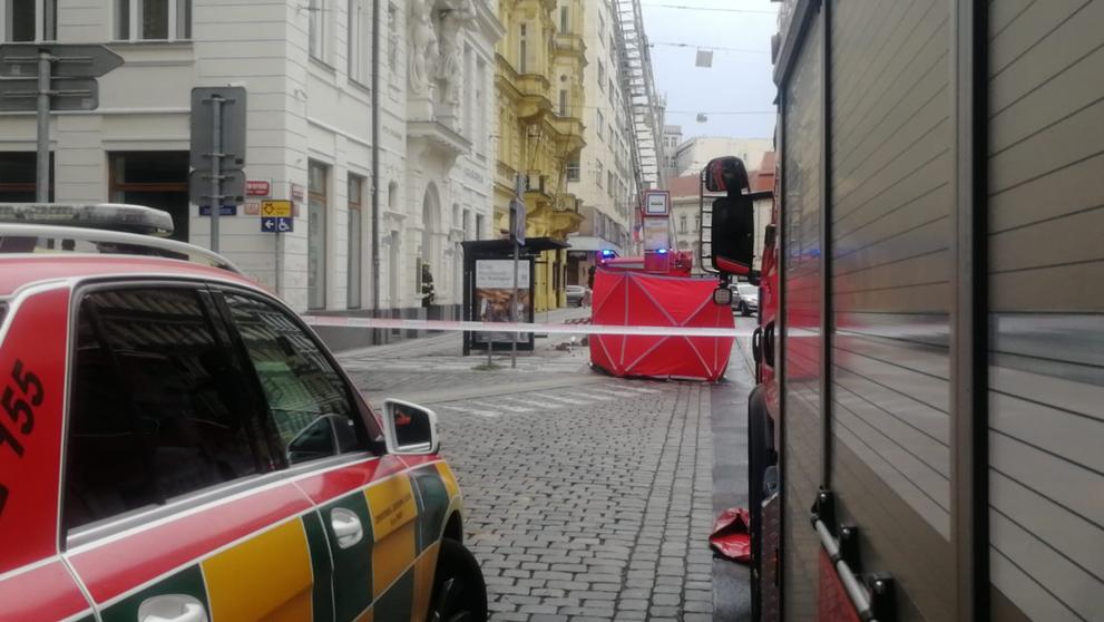 Pád římsy v Lazarské ulici (1)