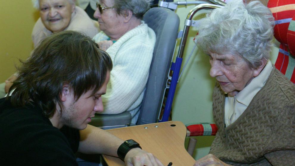 Ondřej Brzobohatý se podepisuje v domově důchodců