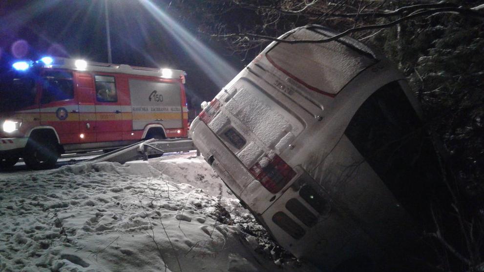 Linkový autobus po nehodě zůstal viset nad roklí - 4