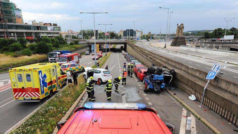 Nehoda dvou vozidel na nábřeží Kapitána Jaroše v Praze - 3