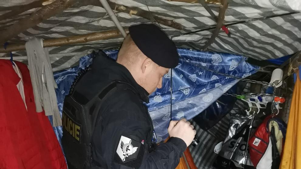 Zanedbaný chlapce ve stanu na Praze 8 (3)