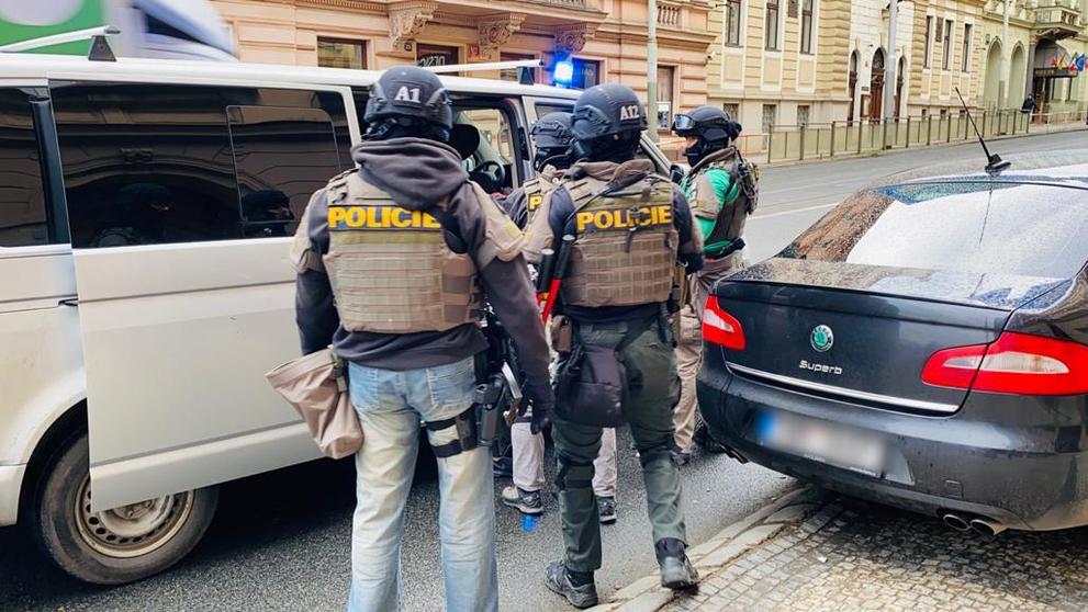 Policisté dopadli podezřelé z přepadení benzínky v Praze - 4