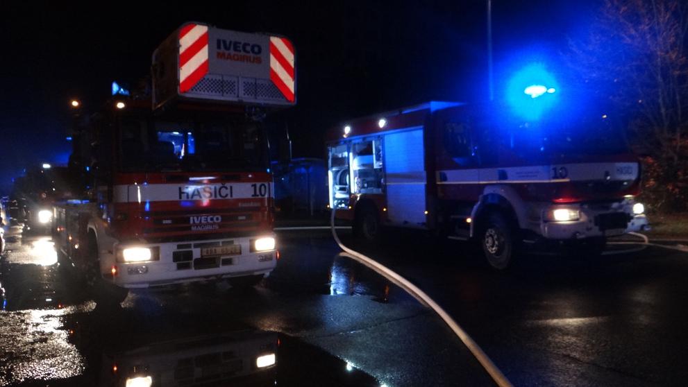 U požáru s náročnou evakuací zasahovalo pět hasičských jednotek