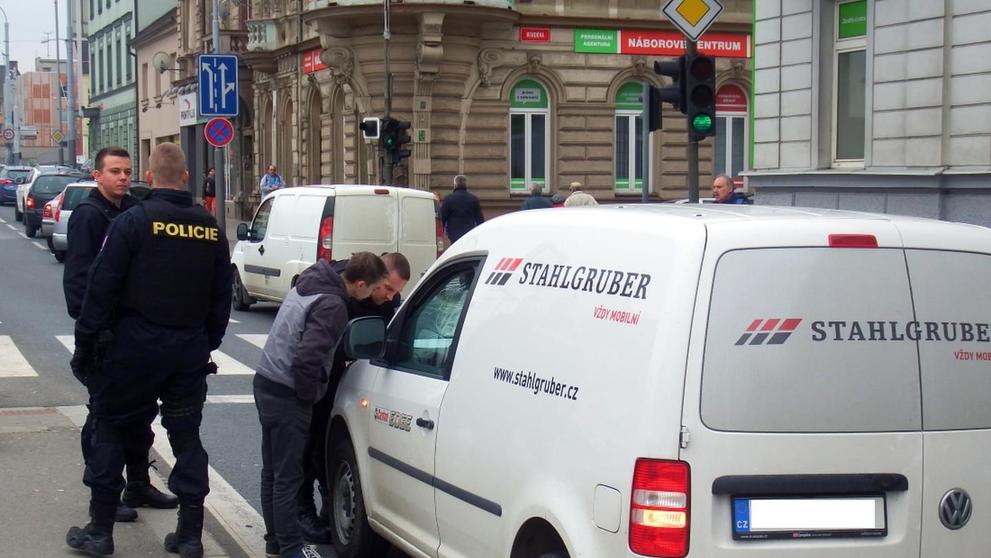Muže srazilo auto, když dobíhal tramvaj - 3
