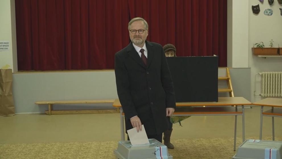 Petr Fiala u volební urny