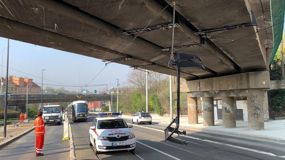 Stržená trolej v Zenklově ulici - 1