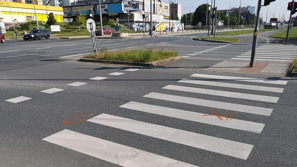 Řidič srazil dvě dívky z elekrické koloběžky - 1