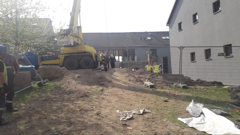 Pád betonu z jeřábu