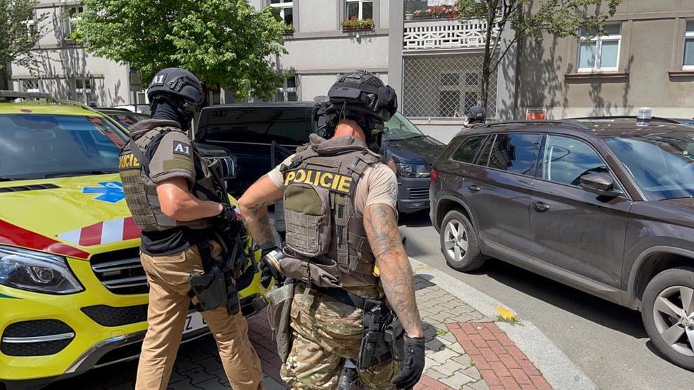 Policisté hledali násilníka, po vstupu do bytu jednoho z nich zranil výbuch - 7