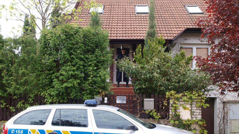 Policie prohledává dům Davida Ratha - 1