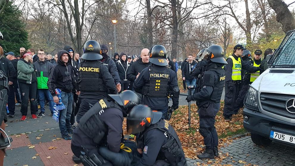 Policie v Opavě zatýká chuligány