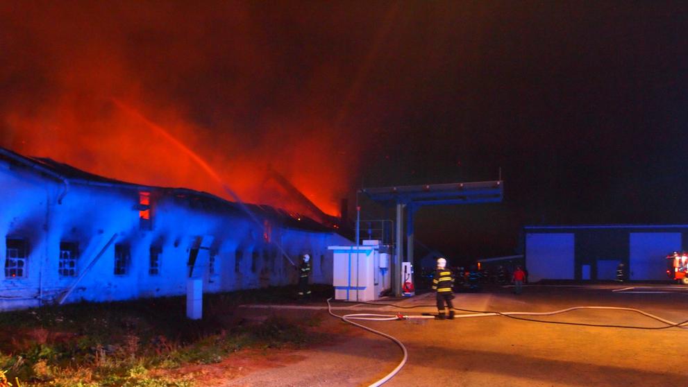 S mohutnými plameny bojovalo deset jednotek hasičů