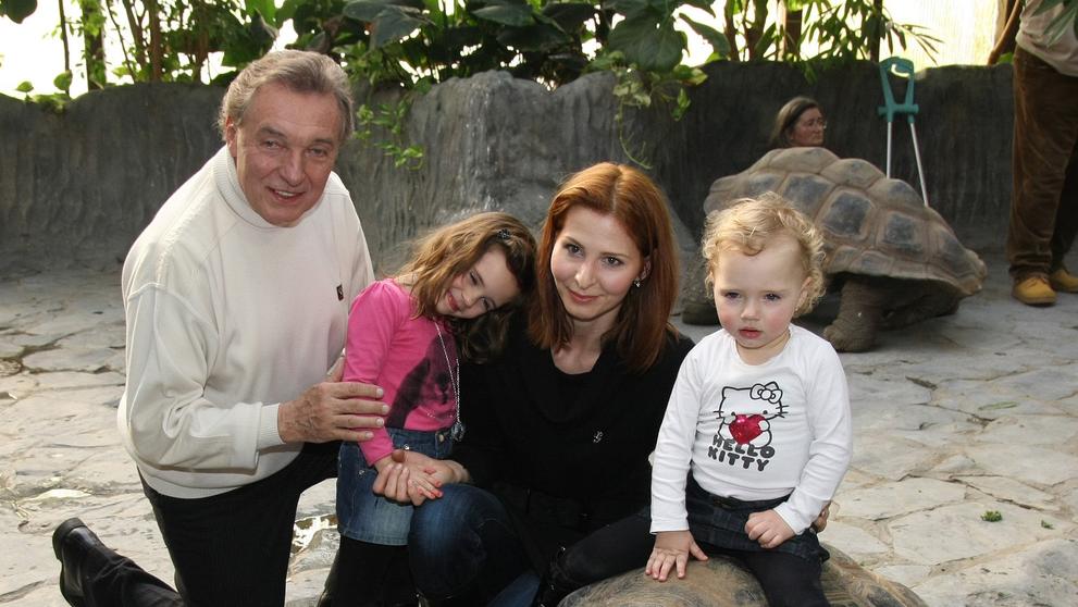 Ivana Gottová a Karel Gott s dcerami v pražské zoo, 14. 2. 2010
