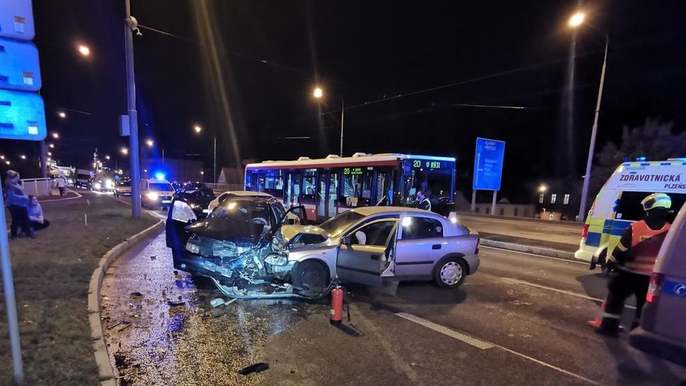 Při nehodě v Plzni se zranili tři lidé - 8