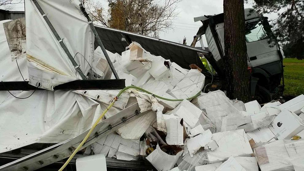 Nehoda kamionu převážející víno u obce Vysočina - 1