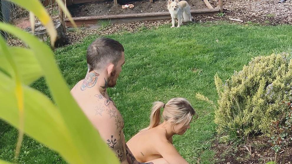 UFC zápasnice VanZant zahradničí se svým přítelem
