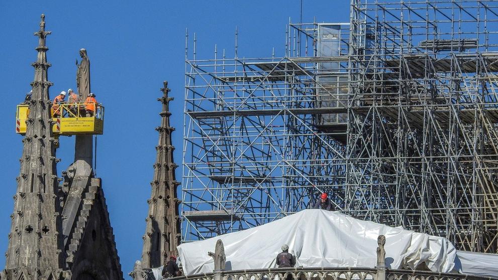 Plachta na katedrále Notre-Dame