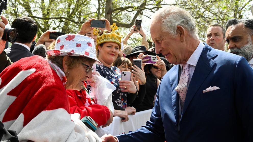Král Karel III. si podává ruku s fanoušky (7)