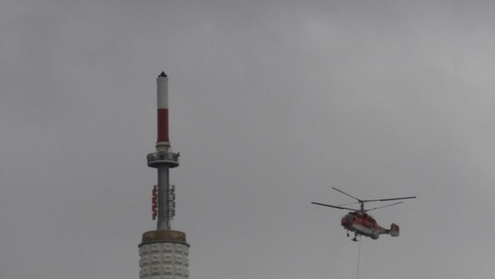 Vrtulník instaluje novou anténu na žižkovský vysílač