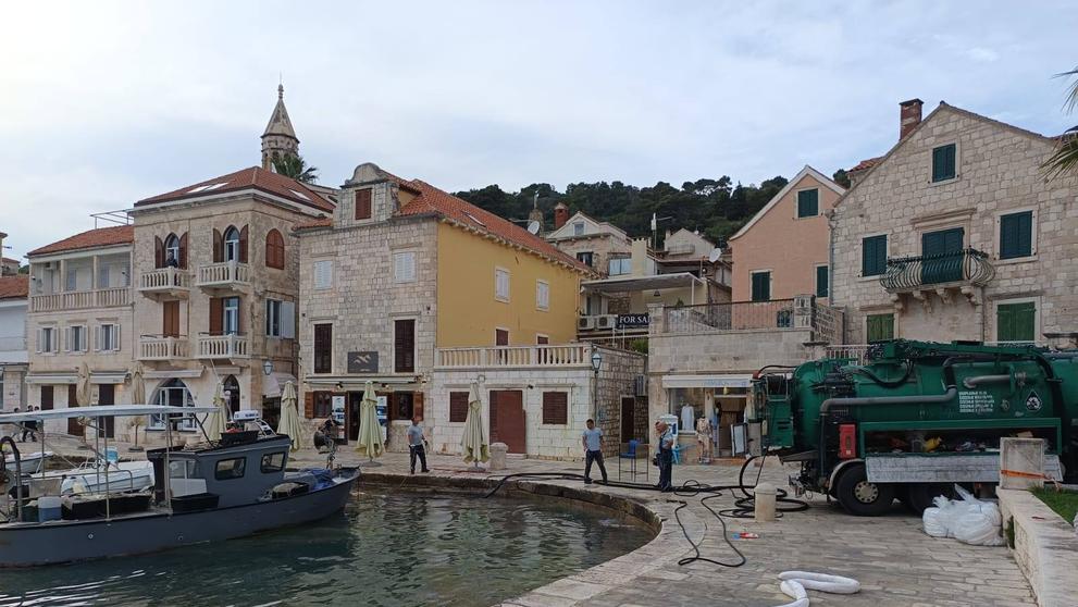 Únik nafty na ostrově Hvar