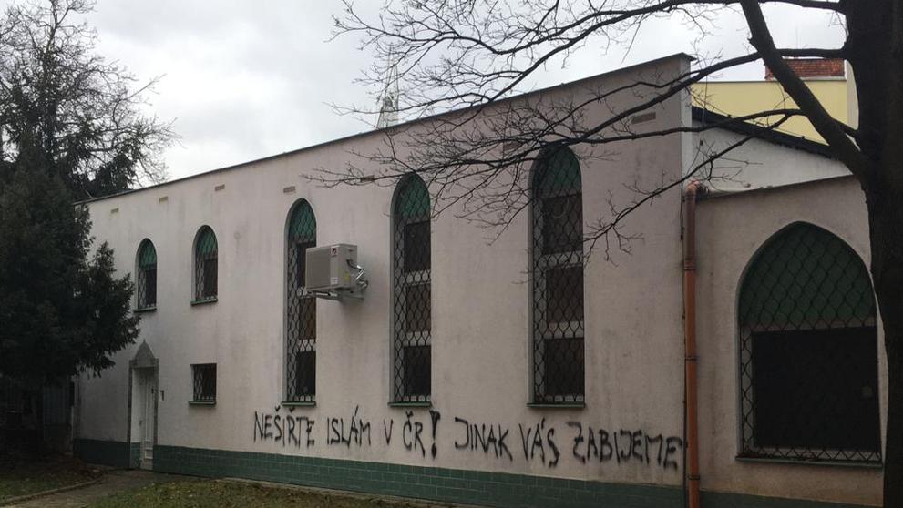 Vandalové poškodili mešitu v Brně výhrůžnými nápisy - 7