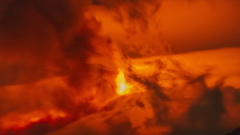 Italská sopka Etna začala chrlit lávu (3)