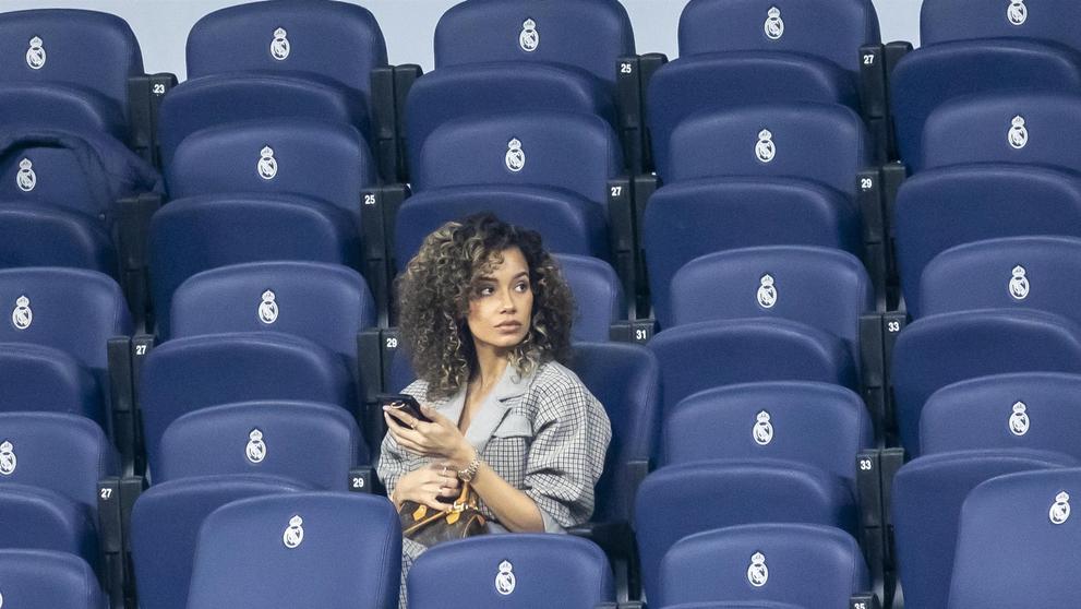 Přítelkyně Karima Benzemy Jordan Ozunaová na tribuně Realu Madrid