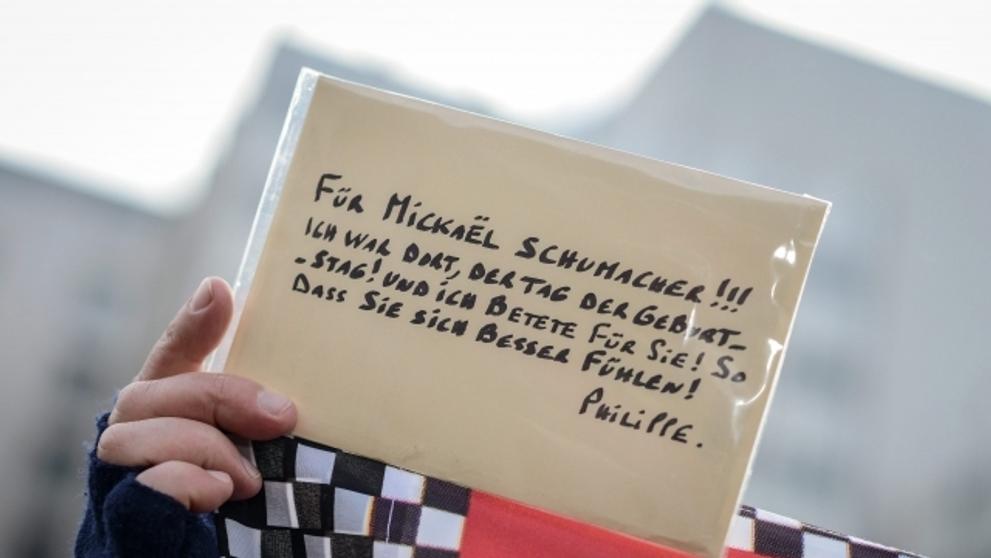 Schumacherovi fanoušci se sjeli před nemocnicí v Grenoblu - 13