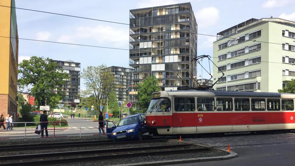 Nehoda automobilu s tramvají v Praze - 2