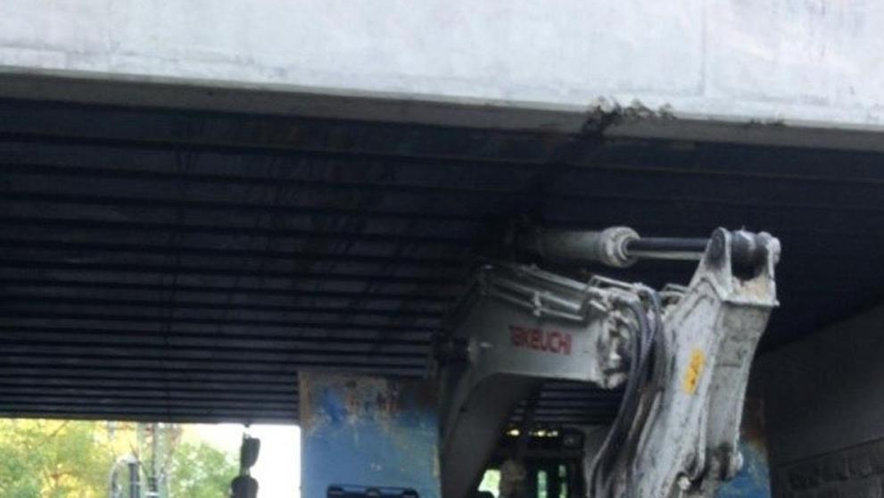 Souprava převážející bagr zablokovala viadukt ve Všestarech - 3