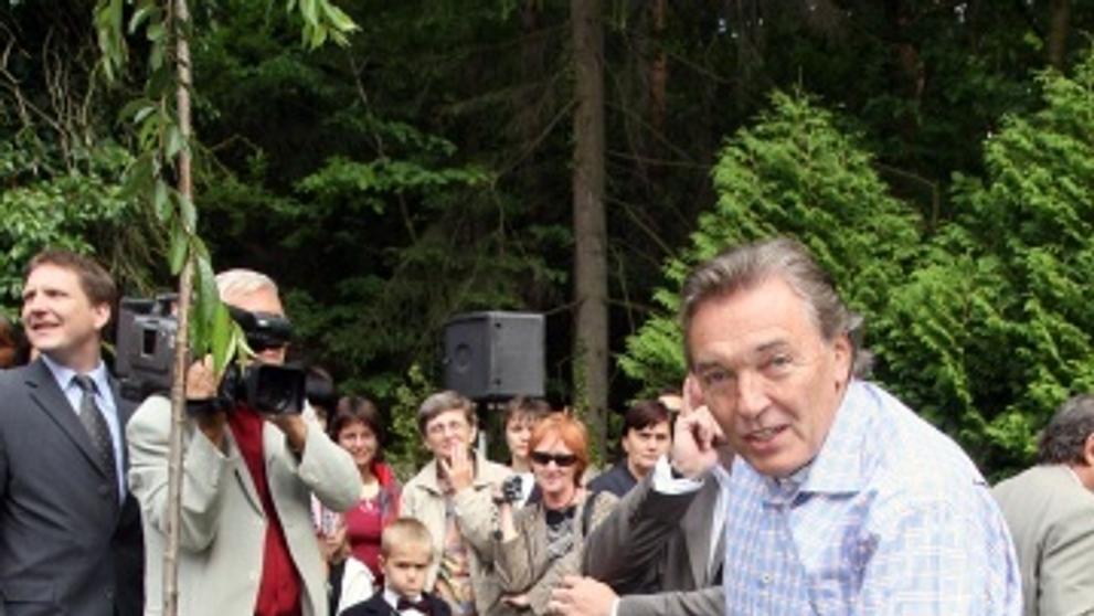 Karel Gott zasadil japonskou sakuru