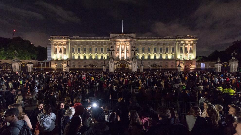 Lidé před Buckinghamským palácem (3)
