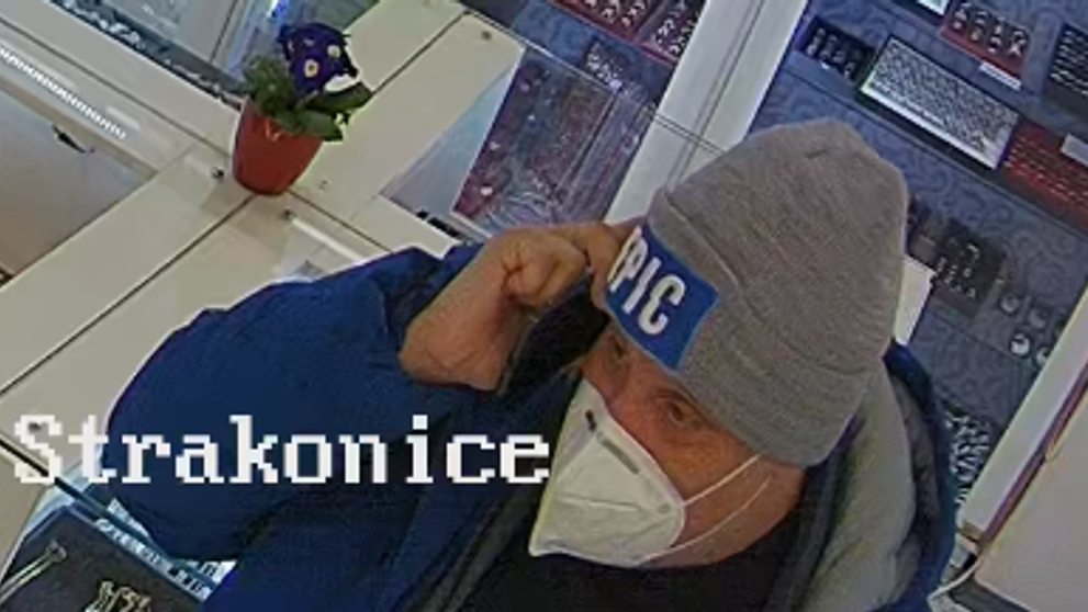 Krádež ve zlatnictví v obchodním domě Prior ve Strakonicích (4)