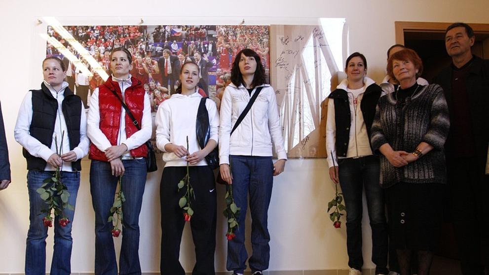 Stříbrné basketbalistky z mistrovství světa se zúčastnily autogramiády a exhibice - 5