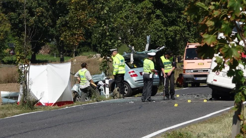Nehoda linkového autobusu a osobního auta u Prahy - 3