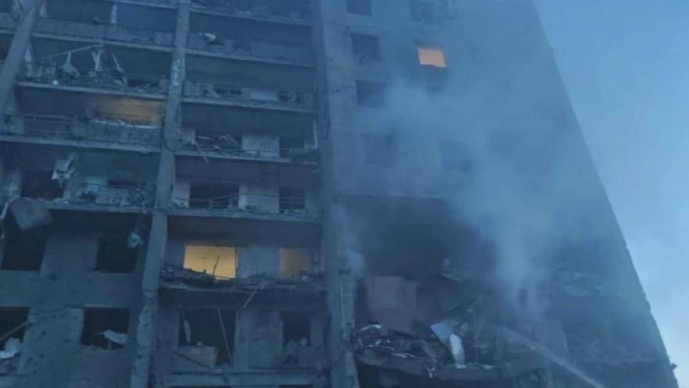 Rusové zaútočili na dům v Oděse. Obětí je nejméně 14, pod troskami zůstali lidé