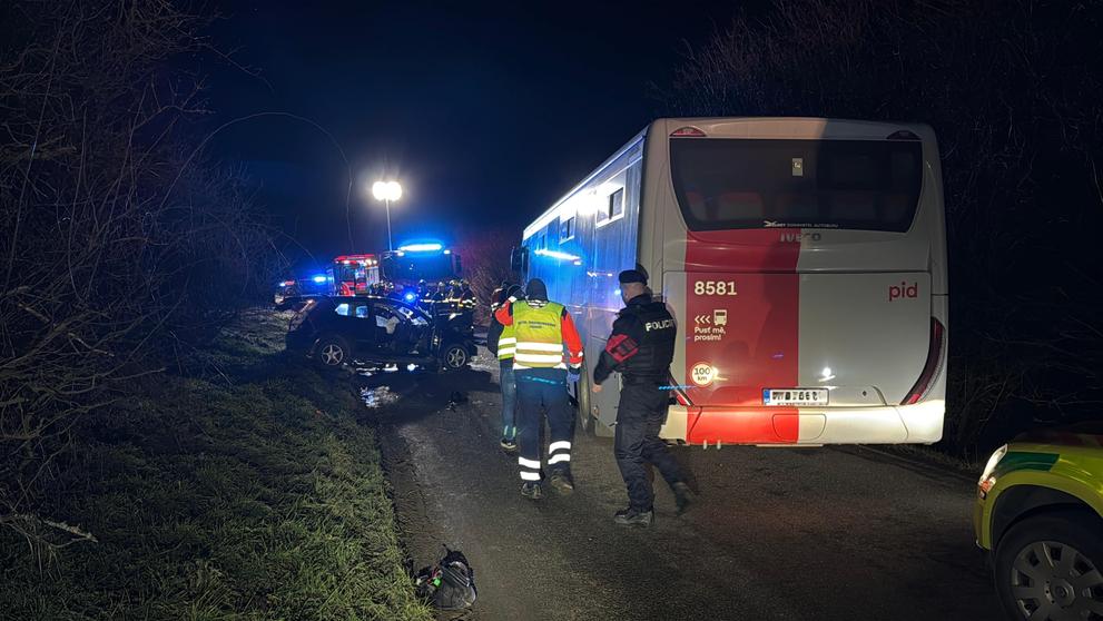 Nehoda autobusu a osobního auta u Českého Brodu