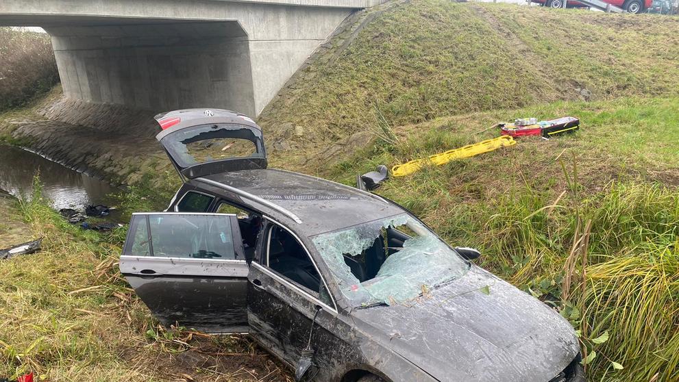 Auto po nehodě skončilo v potoce - 4