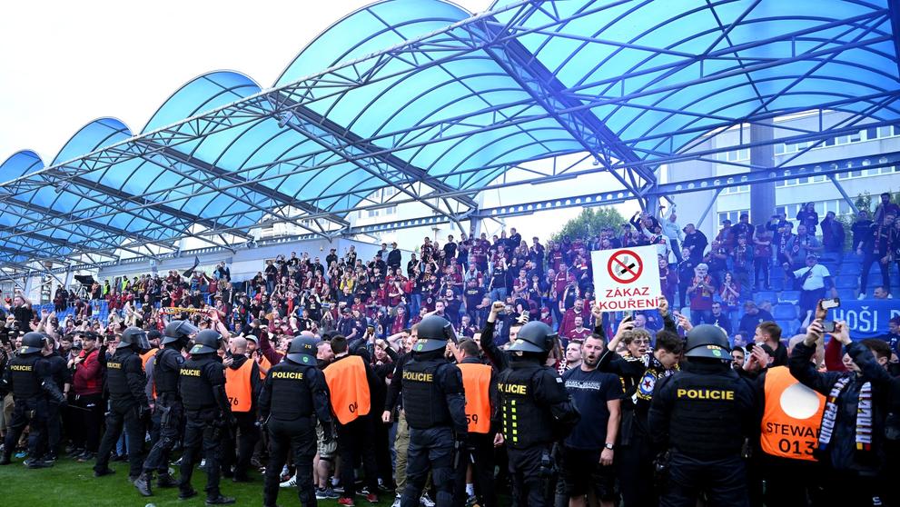 Policejní těžkooděnci zasahovali proti fanouškům Sparty oslavujícím mistrovský titul, 18. 5. 2024 (4)