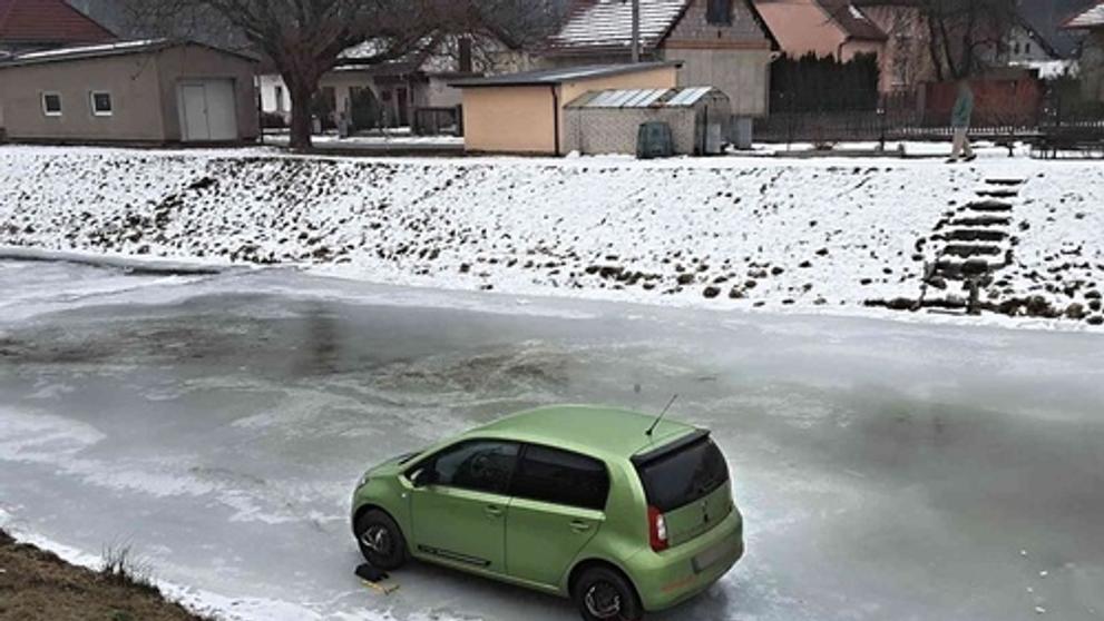 Auto uvízlo na zamrzlé řece - 1