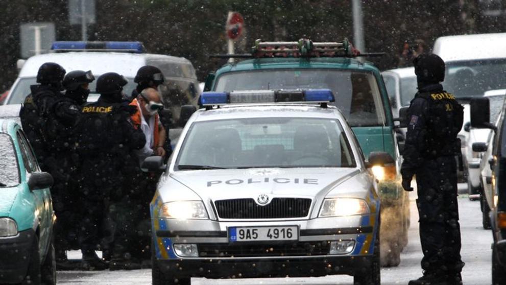 Zadržení muže, který přepadl banku a držel v ní 2 ženy-10