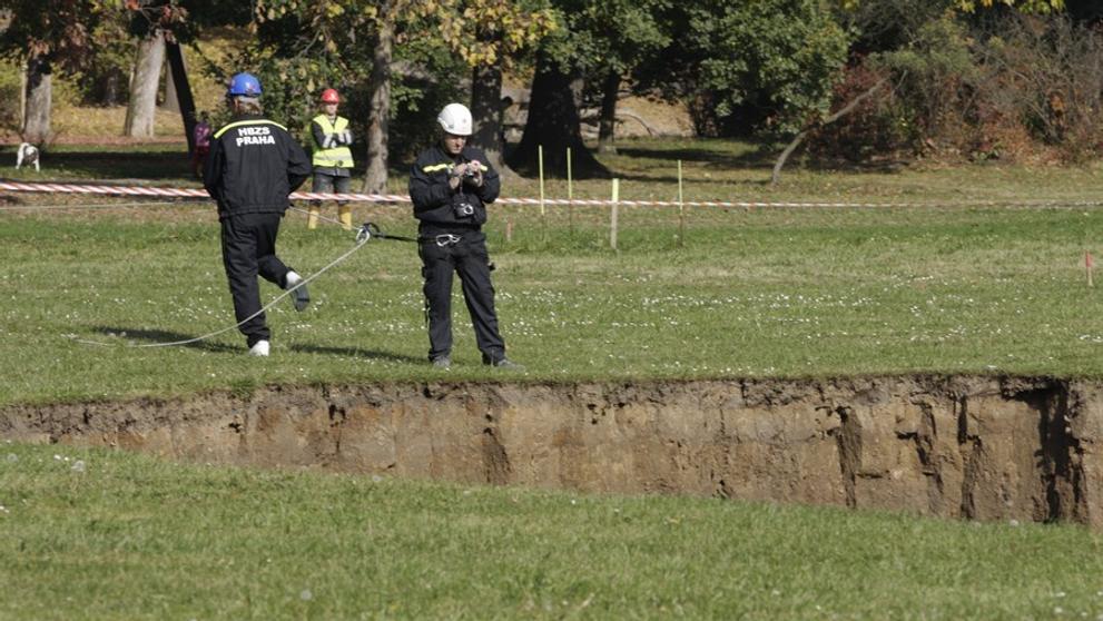 Propadení země ve stromovce