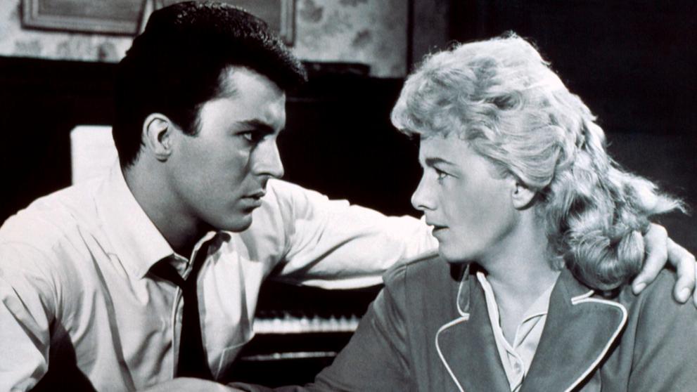 James Darren a Shelley Wintersová v dramatu Let No Man Write My Epitaph, 1960