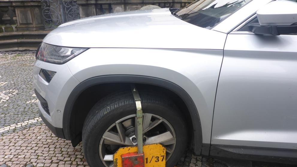 Řidička chtěla odjet s nasazenou botičkou